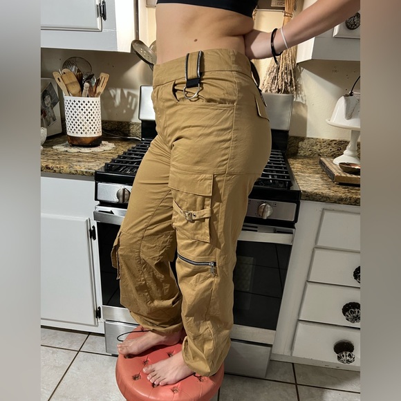 I am Gia size s cargo utility pants🖤🧡 - Picture 8 of 10